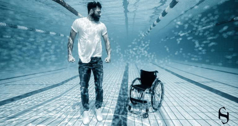 Έλληνας παραολυμπιονίκης φωτογραφίζεται μέσα σε πισίνα και μας στέλνει ένα μήνυμα