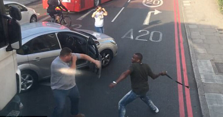 Άγριος καβγάς στο κέντρο του Λονδίνου με μπουνιές και ζώνες μεταξύ οδηγών