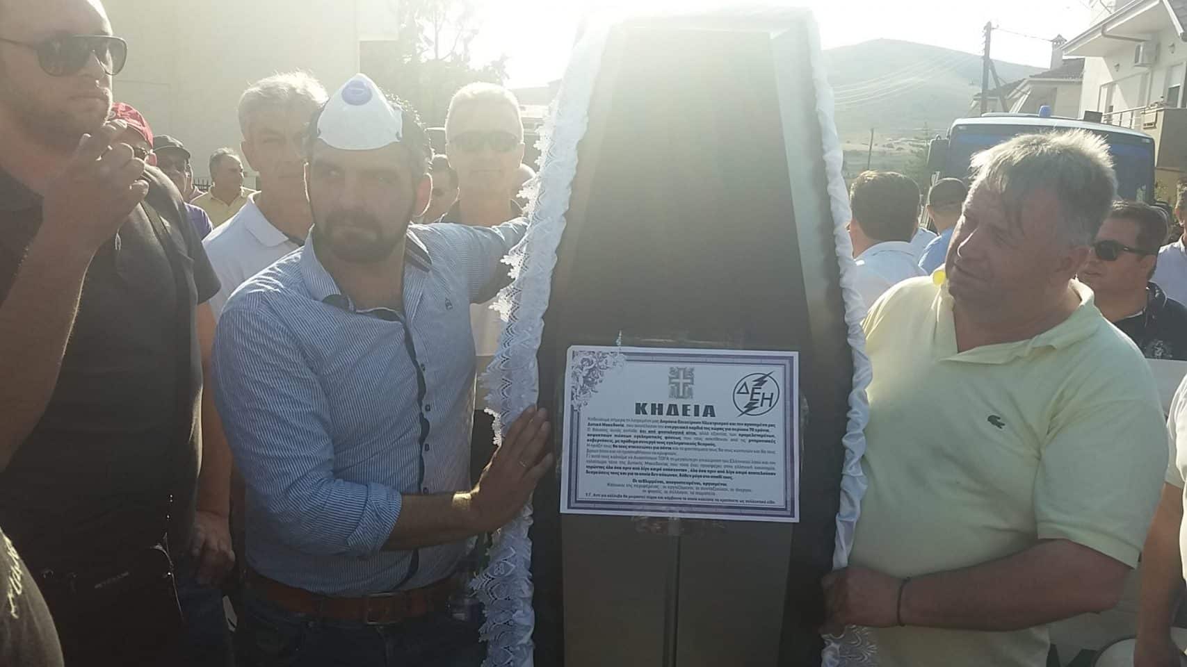 tsipras-kozani-feretro-6 Με φέρετρο υποδέχθηκαν τον Τσίπρα στη Κοζάνη [εικόνες & βίτνεο]