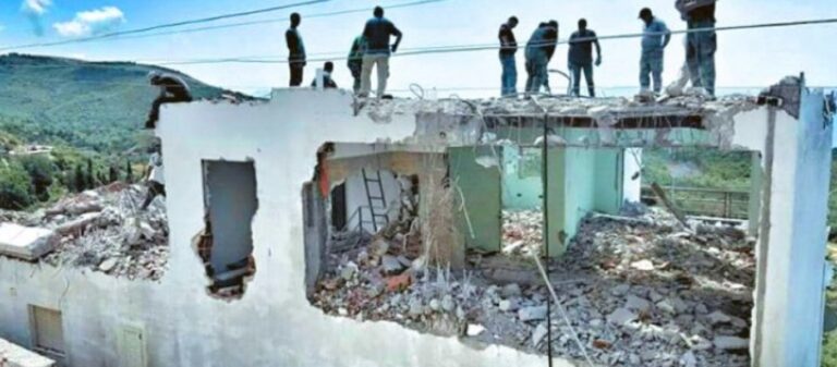 Οι Αλβανοί κατεδαφίζουν την Ελλάδα στην Βόρειο Ήπειρο