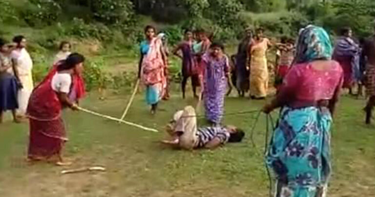 Γυναίκες στην Ινδία έδεσαν βιαστή παιδιών και τον μαστίγωσαν άγρια πολλές φορές