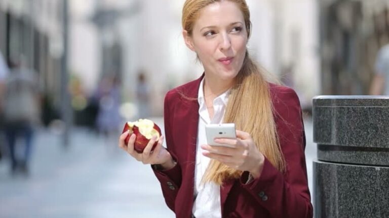 Oι 7 τροφές που πρέπει να τρώνε οι γυναίκες μετά τα 40