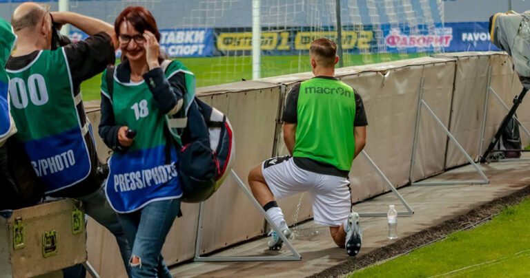 Έλληνας ποδοσφαιριστής κάνει την ανάγκη του στο γήπεδο πριν μπει αλλαγή σε αγώνα στο εξωτερικό