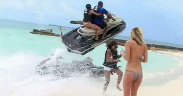 Τζετ σκι πέφτει πάνω σε γυναίκα την ώρα που προσπαθεί να βγάλει μία φωτογραφία