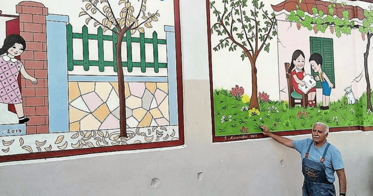 Ένας υπέροχος παππούς ζωγραφίζει το παλιό αλφαβητάρι σε σχολείο της Πάτρας