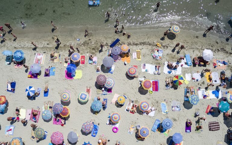 «Μια μέρα στην παραλία με κάγκουρες, θορυβώδεις οικογένειες και γεροπαράξενους 35άρηδες»