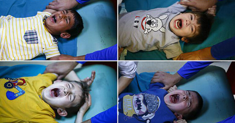 Αγόρια ουρλιάζουν στην Τουρκία καθώς τους κάνουν περιτομή χωρίς αναισθησία