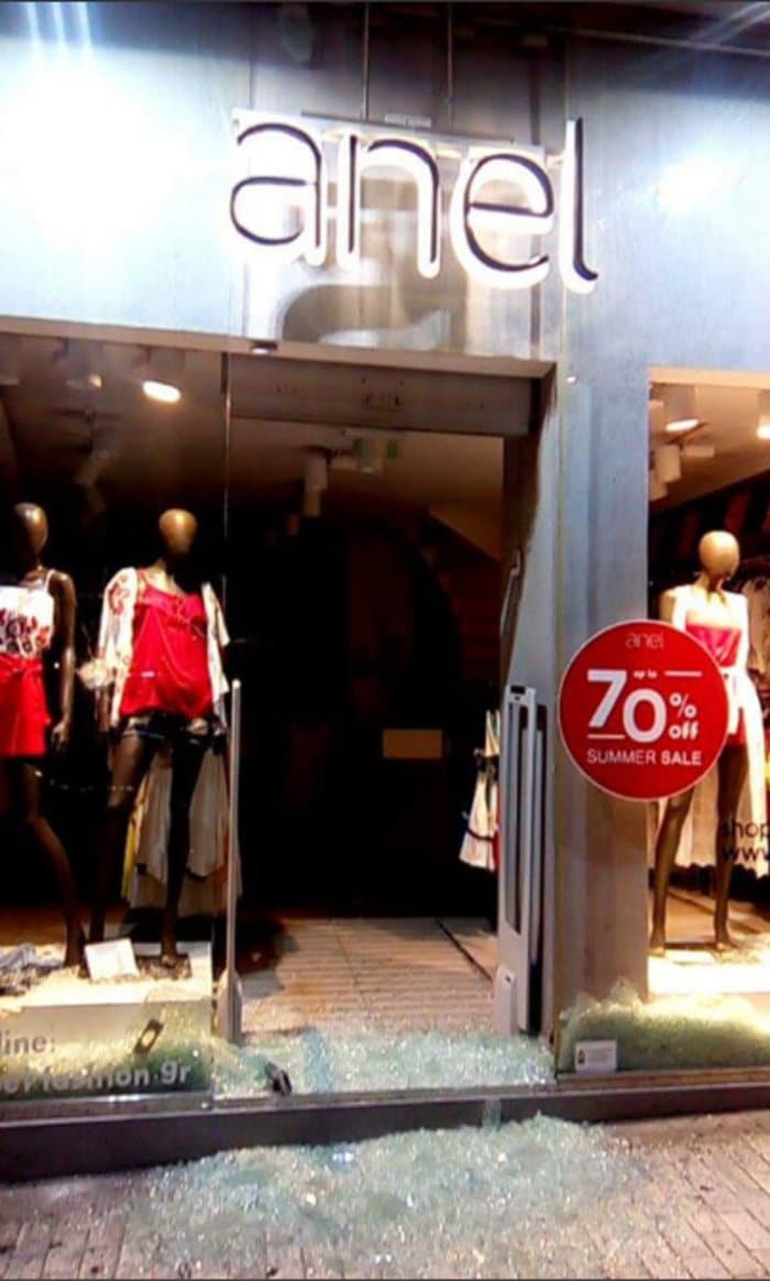 Η ΕΛΑΣ τους έβλεπε να σπάνε και να ρημάζουν το Σύνταγμα 10 895f9ee6c2371b1c28388b755a27d227