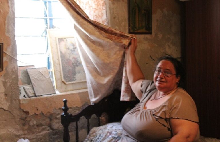 Η Χριστίνα και το παιδάκι της ζουν σε ένα ετοιμόρροπο σπίτι και στερούνται πολλά πράγματα