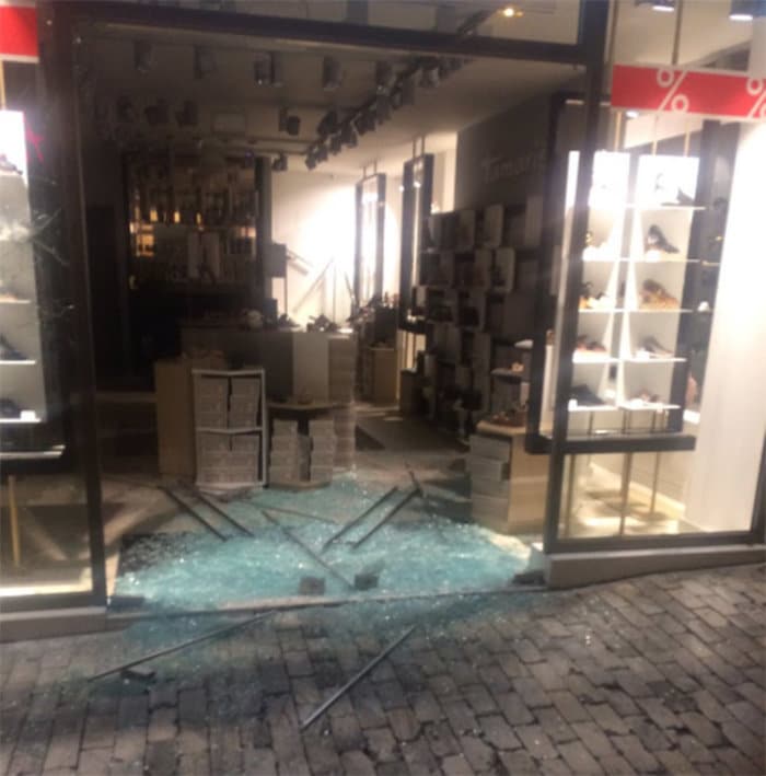 Η ΕΛΑΣ τους έβλεπε να σπάνε και να ρημάζουν το Σύνταγμα 4 a52a59d80d861a052c57f406e28aafaa