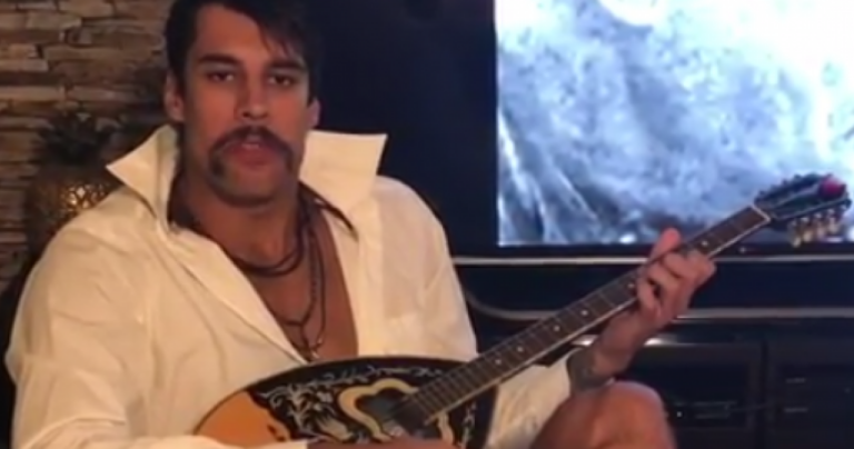 Ο Γιώργος Πρίντεζης έκανε την πιο φοβερή εμφάνιση ντυμένος ρεμπέτης