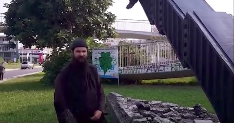 Ο πατήρ Κλεομένης βανδάλισε έργο Τέχνης με θέμα την κρίση