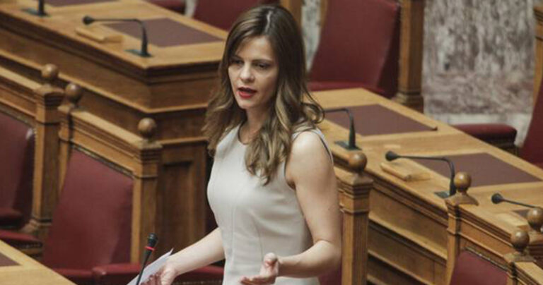 «Πανηγυρίζει» η Ατχσιόγλου για τη μείωση της ανεργίας