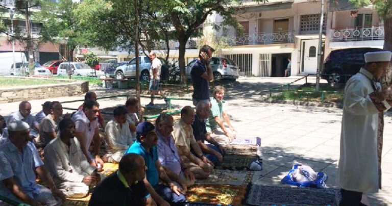 Μουσουλμάνοι προσευχήθηκαν δημόσια σε πλατεία της Θεσσαλονίκης