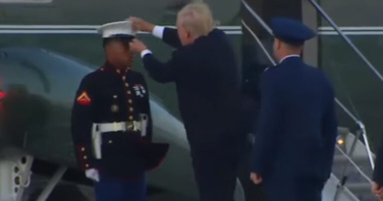 O Ντόναλντ Τραμπ μάζεψε το καπέλο πεζοναύτη που το πήρε ο αέρας