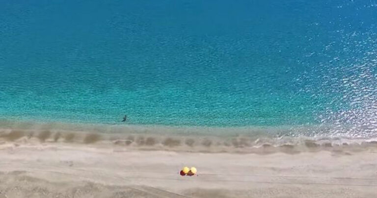 Υπάρχει ένας διάφανος παράδεισος τρεις ώρες από την Αθήνα