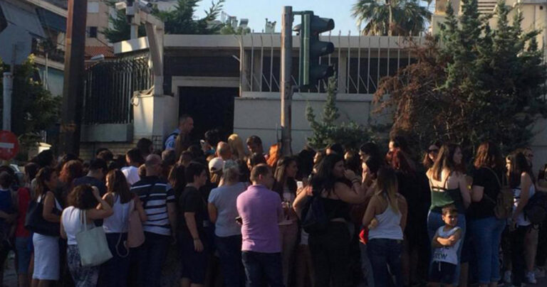 Πανικός από κόσμο για τον Ντάνο έξω από τον ΣΚΑΪ