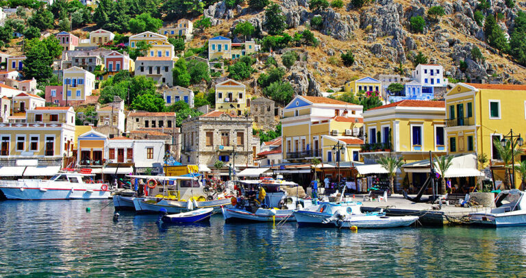 Πολλά μπουκάλια με τάματα που πετούν πιστοί από όλο τον κόσμο στη θάλασσα έχουν προορισμό αυτό το νησί του Αιγαίου