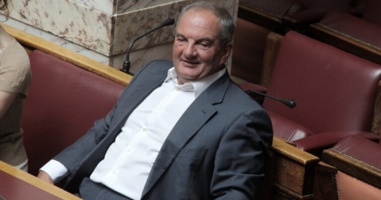 Χαμογελαστός και ευδιάθετος στη Βουλή ο Κώστας Καραμανλής