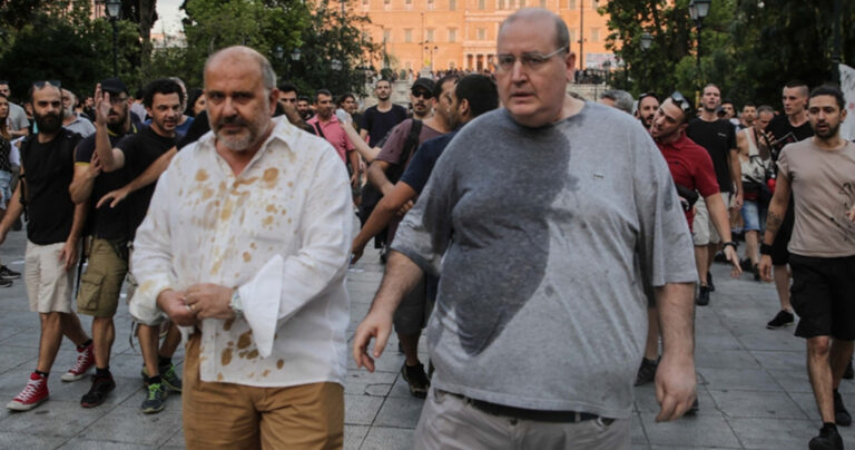 Πέταξαν καφέδες σε Φίλη και Ξυδάκη  στη συγκέντρωση για την Ηριάννα