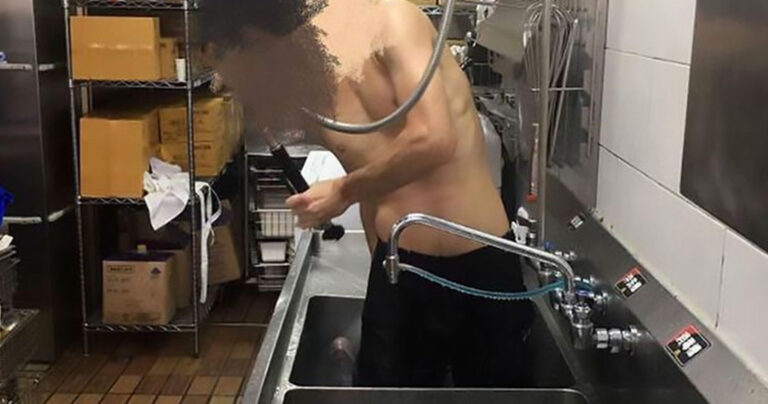 Υπάλληλος των McDonald’s στην Ταϊβάν κάνει ντους στον νεροχύτη της κουζίνας