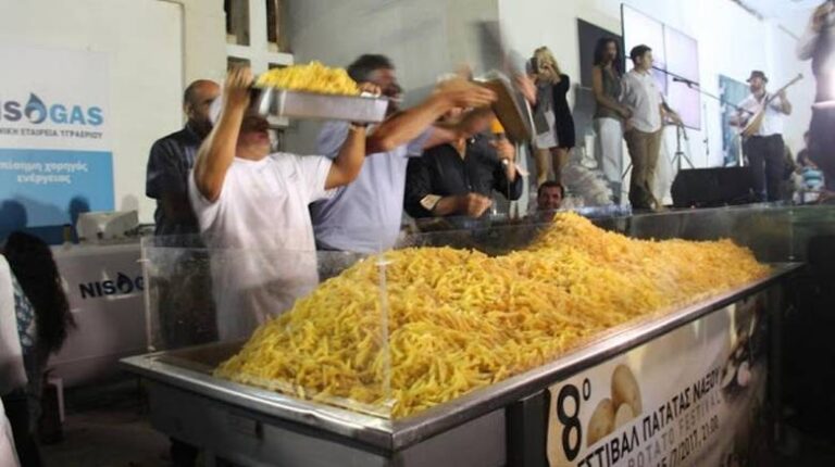 Οι Ναξιώτες τηγάνισαν 554 κιλά πατάτες και μπήκαν στο βιβλίο Γκίνες