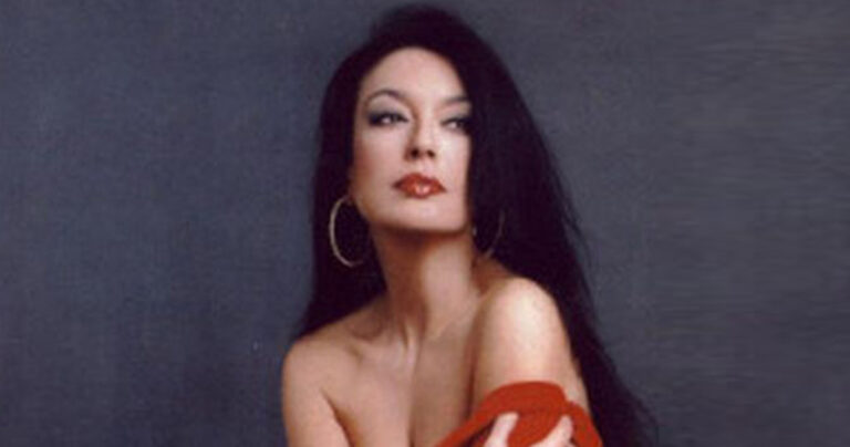 Η Ελένη Φιλίνη φωτογραφίζεται στην παραλία με μαγιό και προκαλεί «καύσωνα»