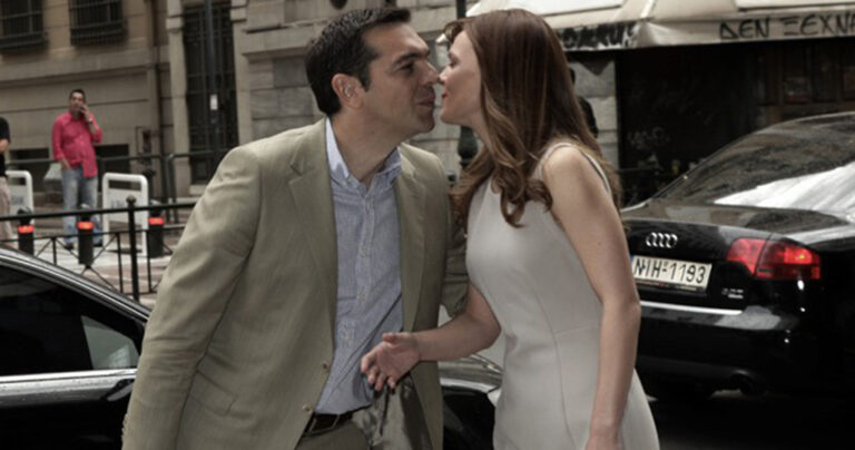 Το φιλί Τσίπρα – Αχτσιόγλου στην είσοδο του υπουργείου Εργασίας