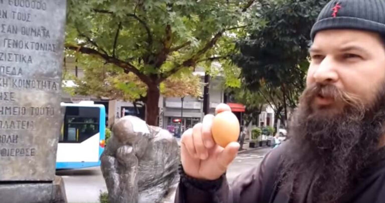 O «πατήρ» Κλεομένης βανδάλισε το μνημείο του Ολοκαυτώματος στη Λάρισα