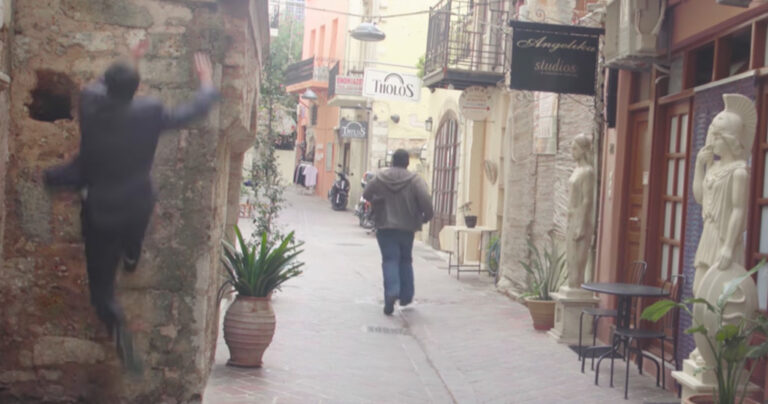 «Εφοριακός» κάνει ντου στα σοκάκια της Παλιάς πόλης Χανίων σε ένα ξεκαρδιστικό βίντεο