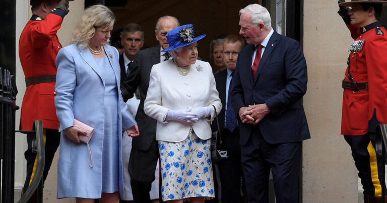 «Έσπασε» το πρωτόκολλο και άγγιξε τη βασίλισσα Ελισάβετ