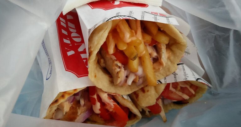 Το σουβλατζίδικο με την καλύτερη χειροποίητη πίτα στην Ελλάδα