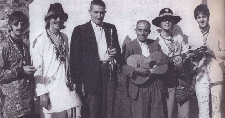 Οι Beatles στην Αράχωβα: Η λεπτομέρεια που λίγοι εντοπίζουν στην φωτογραφία