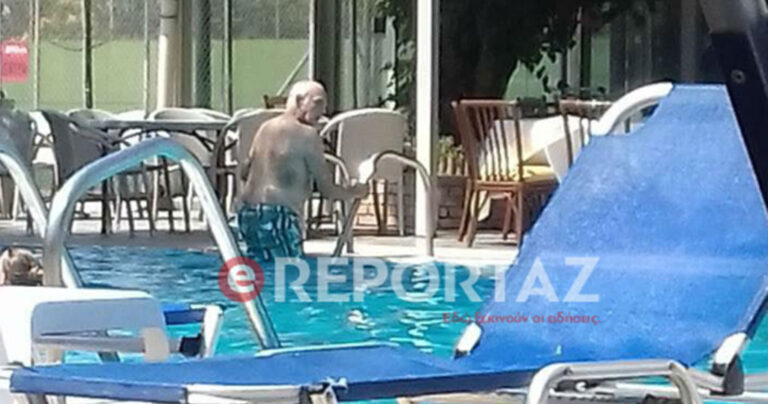 O Άκης Τσοχατζόπουλος κάνει τις βουτιές του σε ιδιωτική πισίνα
