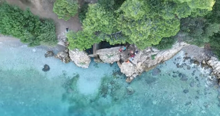 Οι «κρυστάλλινες» παραλίες του Σαρωνικού με τις αμέτρητες πηγές και τις φυσικές νεροτσουλήθρες