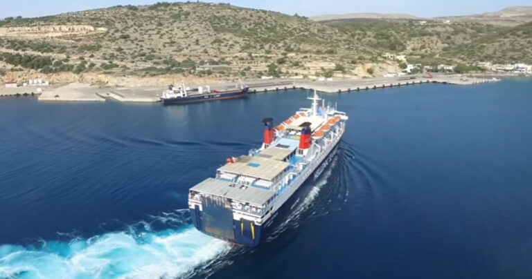 Η μανούβρα του Εξπρές Πήγασος στο λιμάνι Μεστών Χίου