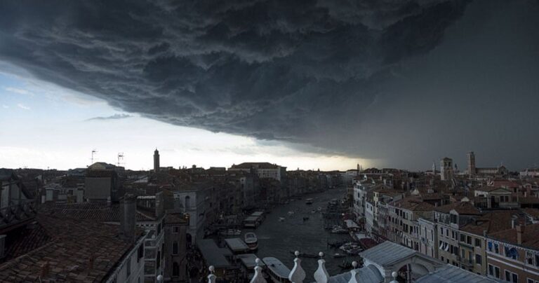 Τεράστια σύννεφα εμφανίστηκαν πάνω από τη Βενετία και δημιούργησαν απόκοσμες εικόνες