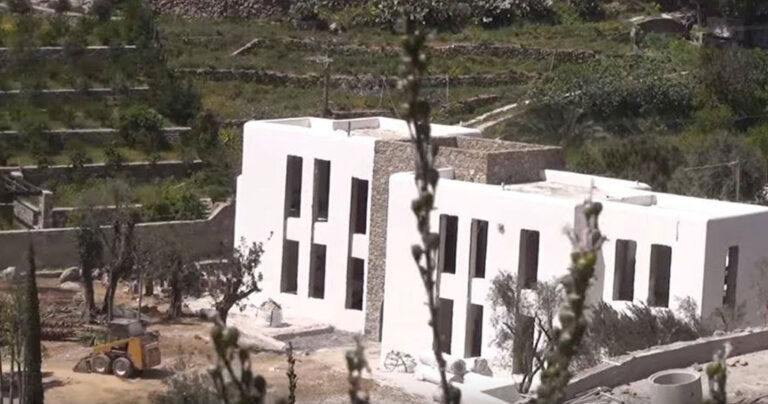 Πρόστιμο 2,7 εκατ. ευρώ στο Nammos γιατί έκτισε παράνομα Μall και πάρκινγκ στην Ψαρού