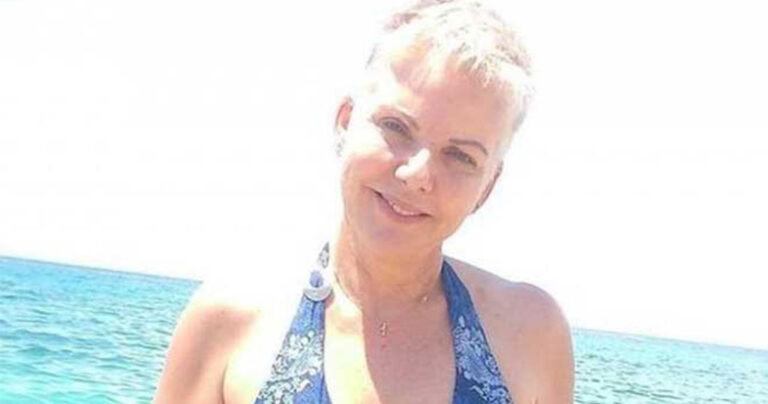 Η Νανά Παλαιτσάκη με μπικίνι στα 53 της δείχνει ότι το γυναικείο σώμα είναι υπέροχο σε κάθε ηλικία 