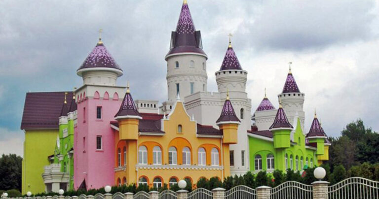 «Παραμυθένιο» νηπιαγωγείο στη Μόσχα μοιάζει σαν να ξεπήδησε από σελίδες παραμυθιού