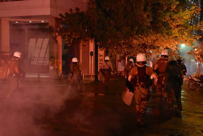 Η ΕΛΑΣ τους έβλεπε να σπάνε και να ρημάζουν το Σύνταγμα 5 c7e81c4ba16b64285ccbf06c82eac651