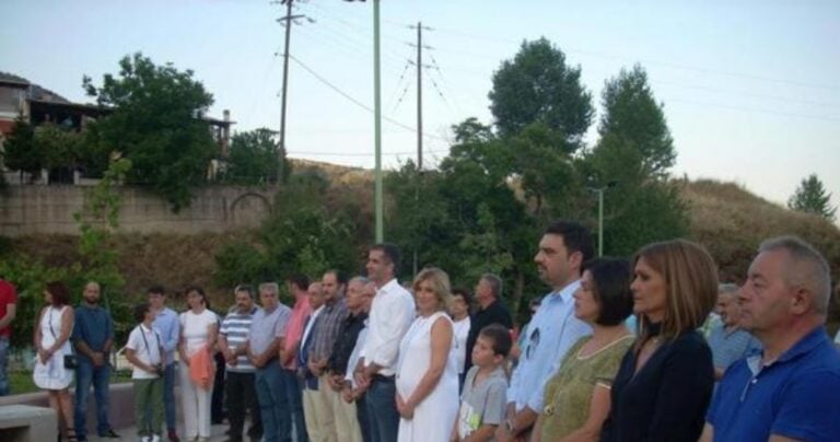 Η Σία Κοσιώνη στα λευκά δίπλα στον Κώστα Μπακογιάννη