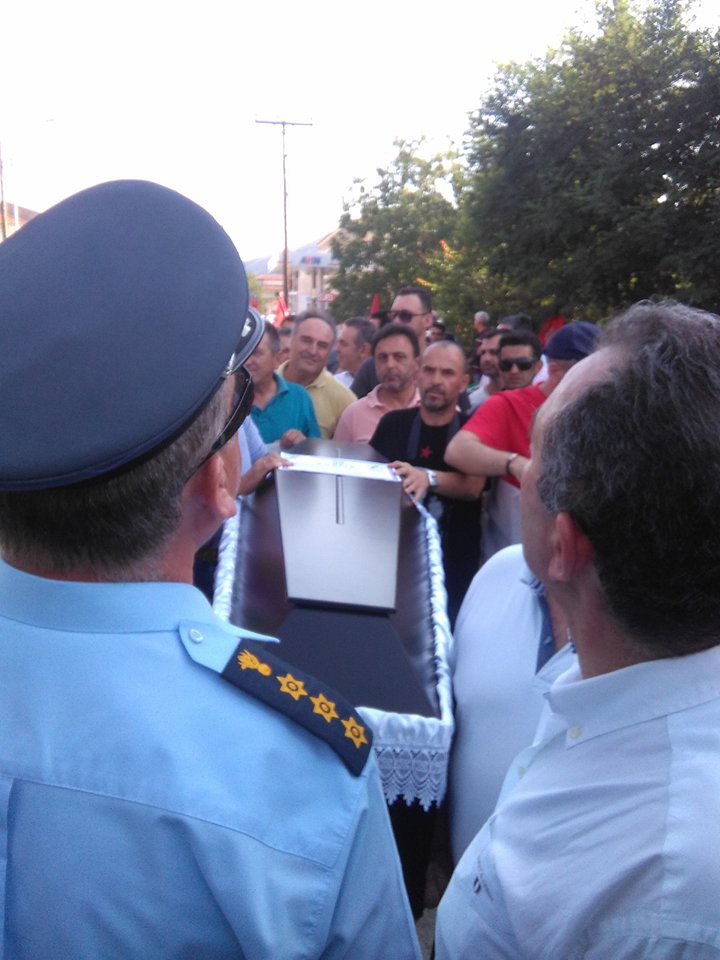 tsipras-kozani-feretro-4 Με φέρετρο υποδέχθηκαν τον Τσίπρα στη Κοζάνη [εικόνες & βίτνεο]
