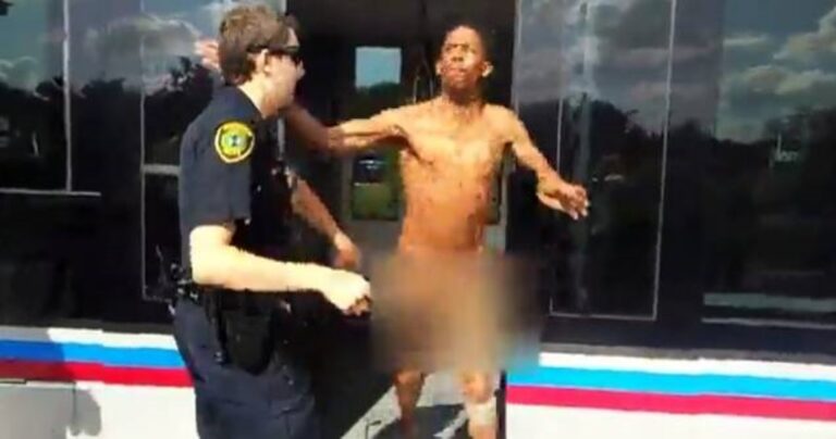 Γuμνός άντρας χαστουκίζει αστυνομικό στο τρένο και τελικά του κάνουν ηλεκτροσόκ