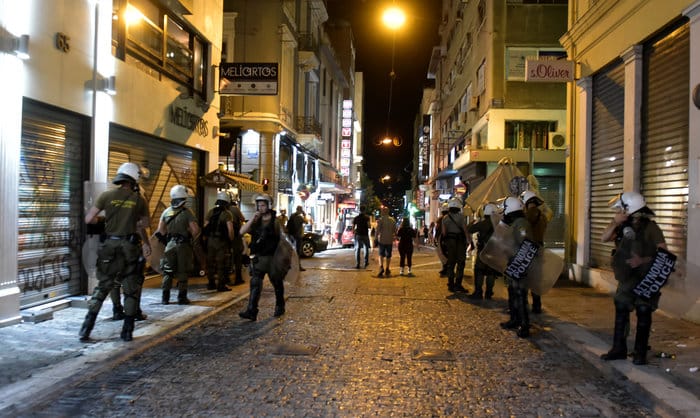 Η ΕΛΑΣ τους έβλεπε να σπάνε και να ρημάζουν το Σύνταγμα 3 e638b643ea83bfdb1606c1f47a96d3d2
