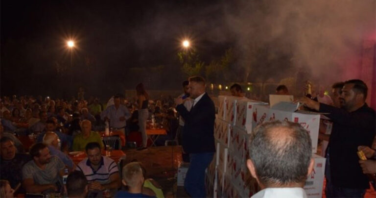 Τραγουδιστής στη Ναυπακτία κάνει εντυπωσιακή είσοδο ανάμεσα σε κουτιά από σαμπάνιες