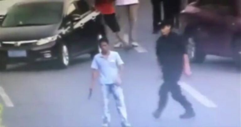 Άντρας απειλούσε κόσμο με μαχαίρι μέχρι που τον αφόπλισε γιγάντια Κινέζα αστυνομικός