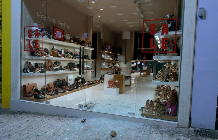 Η ΕΛΑΣ τους έβλεπε να σπάνε και να ρημάζουν το Σύνταγμα 2 fa71ae43c8db36e796171c91eaaacbc9