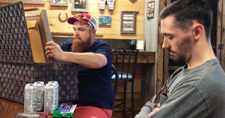 Πατριός δέχεται το πιο ξεχωριστό δώρο από το θετό του γιο και ξεσπά σε κλάματα