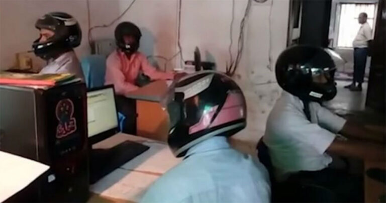 Δημόσιοι υπάλληλοι στην Ινδία φορούν κράνη για να μην τους πέσει το ταβάνι στο κεφάλι